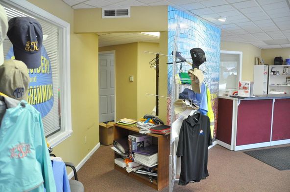 Office-Retail and Warehouse on Hixson PIke: 5424 Hixson Pike, Hixson, TN 37343
